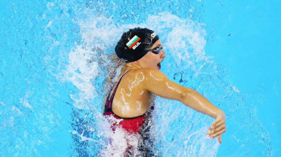Българската плувкиня влезе в топ 15 на своя спорт на
