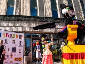 Дори Мъск изпрати сателитите си на Kарнавал в Габрово (СНИМКИ)