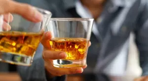 Виц за днес: Говорят си приятели, единият с насинено око