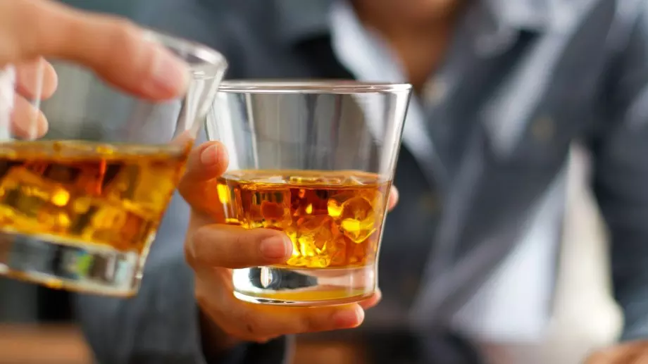 Виц за днес: Говорят си приятели, единият с насинено око