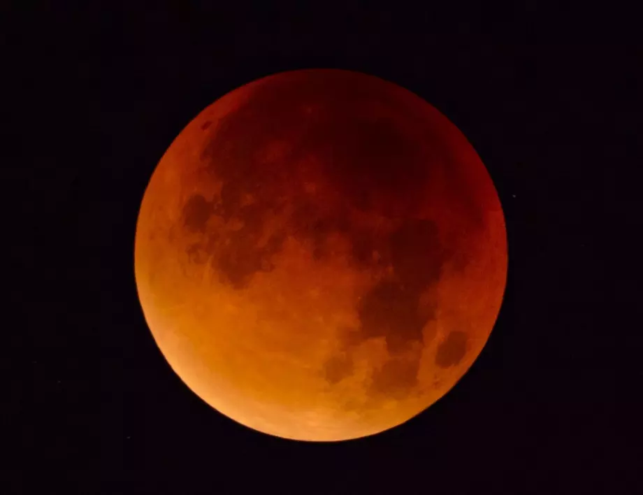 Луната става кърваво червена днес, ето какво значи това