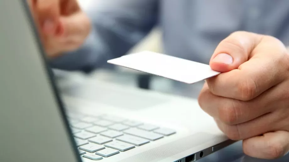 75% от българите плащат с дебитна карта в интернет