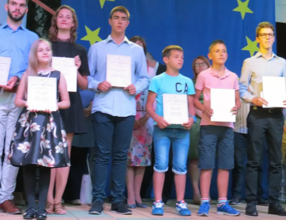 Община Самоков подписа заповед за отпускане на стипендии на трима ученици