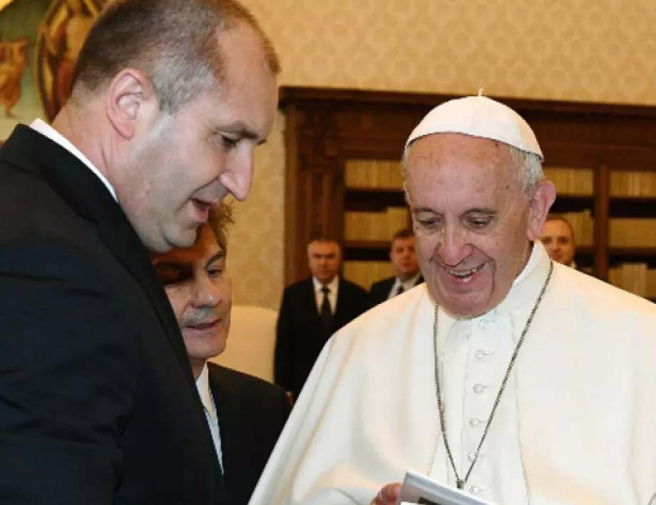 Президентът подари на папата триптих от Тревненската школа 