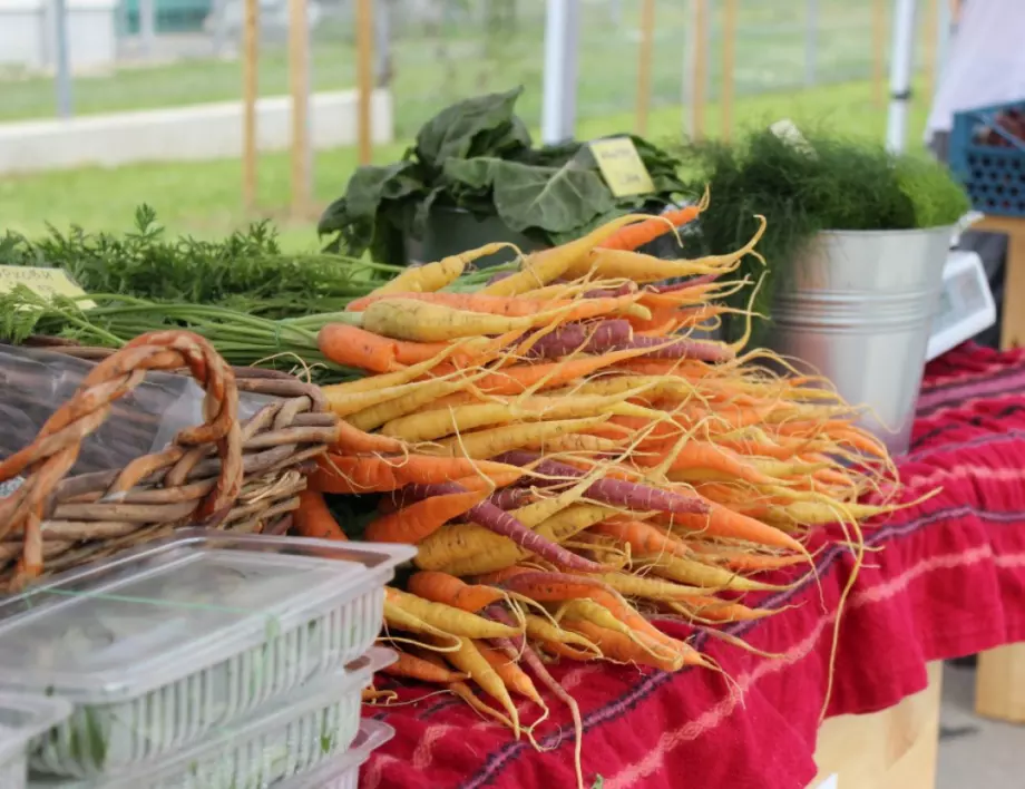 От сезонни плодове и зеленчуци до био салати и мед на фермерския пазар на Lidl