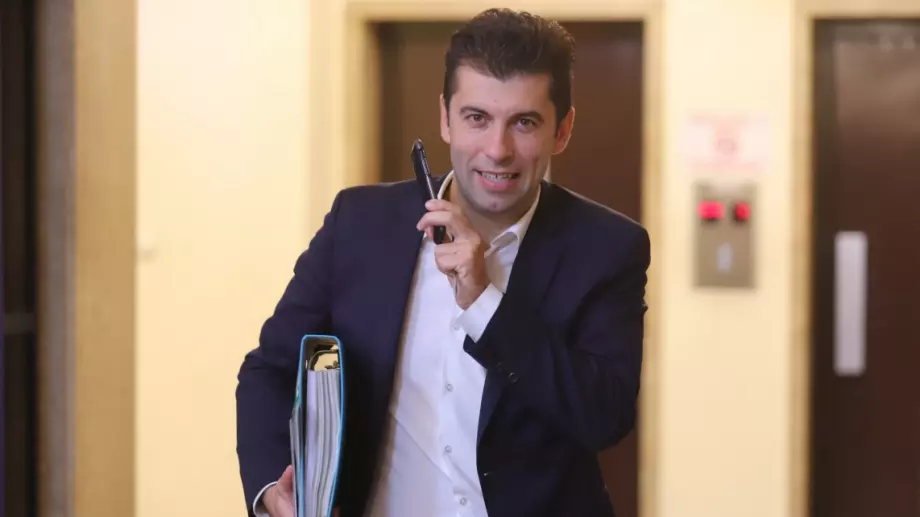 Кирил Петков слага край на заплатите по 60 000 лв. в ББР