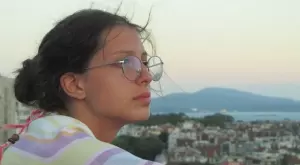 Божана Славкова създава yarn bombing, вдъхновена от природата