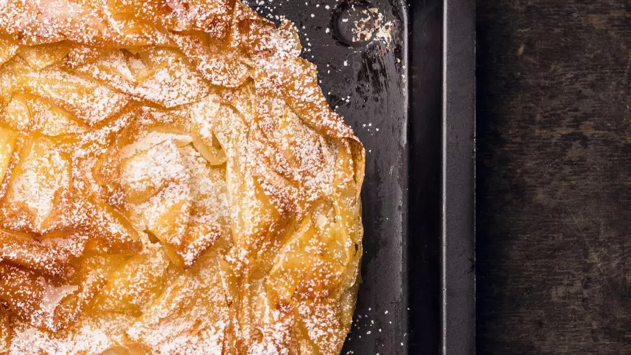 Много вкусна млечна баница с готови кори