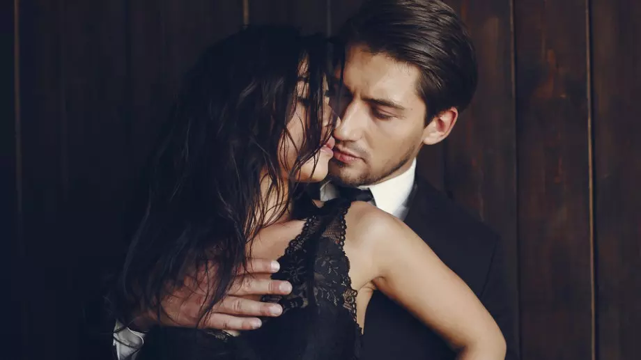 Виц за 23 април 2023: Самотна жена си наема компаньон