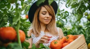 Женски виц за 13 юли 2023: Една красавица много обичала да градинарства