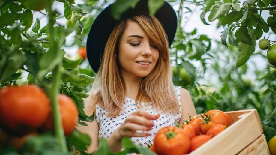 Женски виц за 13 юли 2023: Една красавица много обичала да градинарства