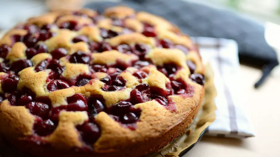 Десерт с шоколад и череши