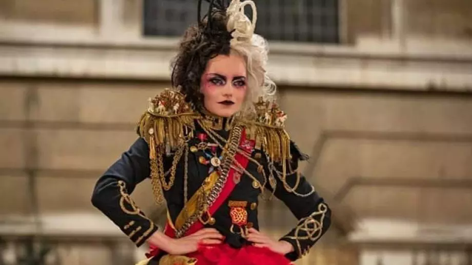 Зад кадър на "Круела": Как са създадени костюмите