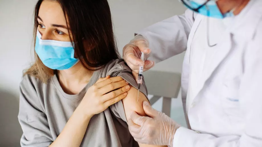 Време ли е да се дават пари и награди на ваксинираните?