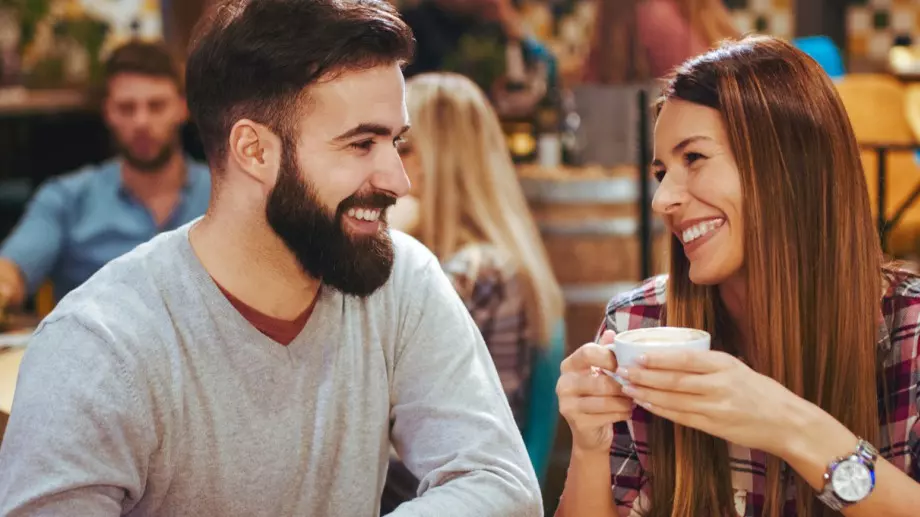 Ето как чрез езика на тялото да разберете, че той си пада по вас