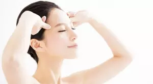 1-минутният японски трик, който премахва бръчки около очите