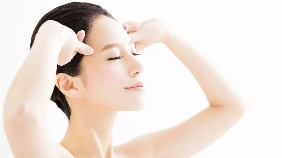 1-минутният японски трик, който премахва бръчки около очите