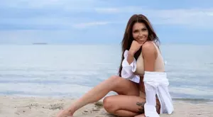 Черната Златка показва супер тяло по родното Черноморие (СНИМКИ)