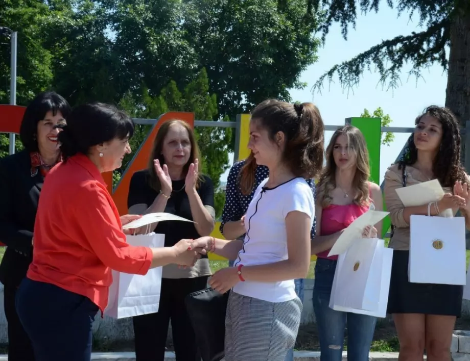 Заместник-кметът на Видин връчи грамоти на зрелостници с пълни шестици от матурите