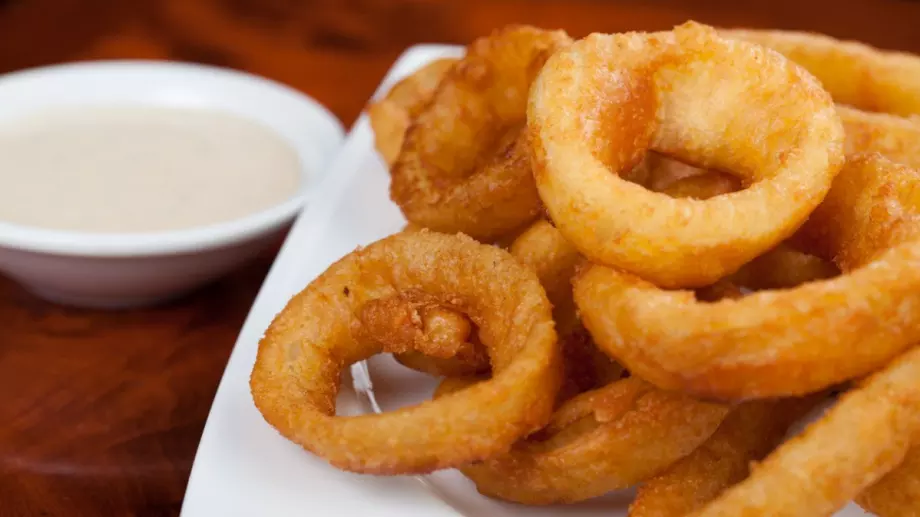 Хрупкави лучени кръгчета с кашкавал