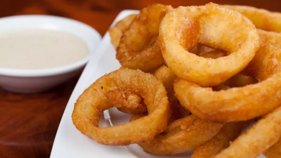 Пържени лучени кръгчета: Хрупкаво мезе, което всички обичат