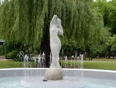 Във Видин заработи отново фонтанът с фигурата на жена (СНИМКИ)