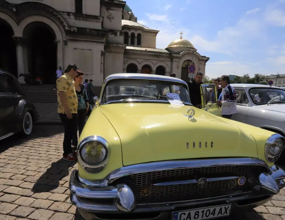 Ретро автомобили зарадваха любителите на колите в София (СНИМКИ)