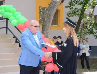 Кметът на Видин връчи дипломите на зрелостници от ГПЧЕ „Йордан Радичков“ с пълни шестици от матуритe