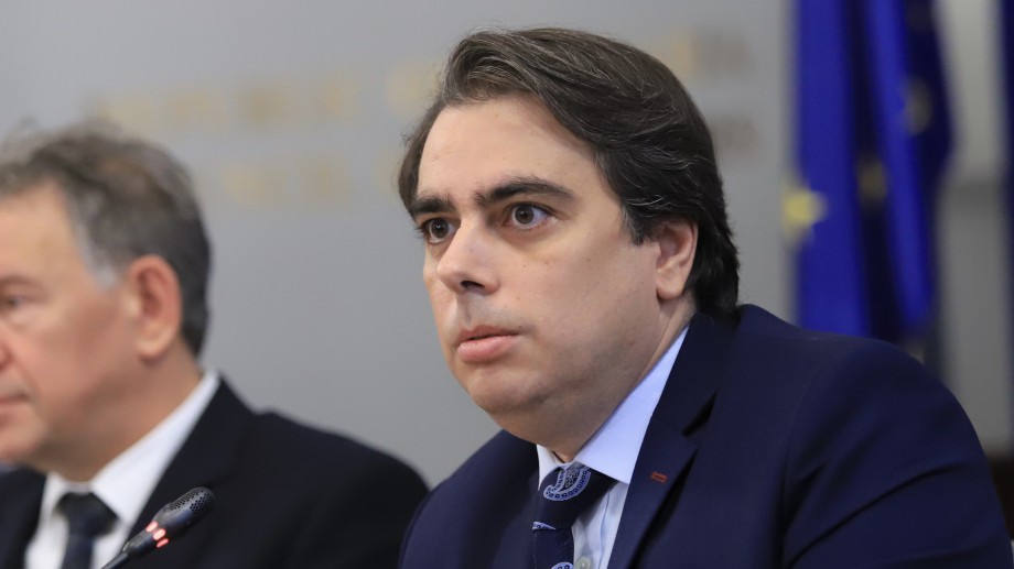 Около половината от постъпленията в държавната хазна са от дейност