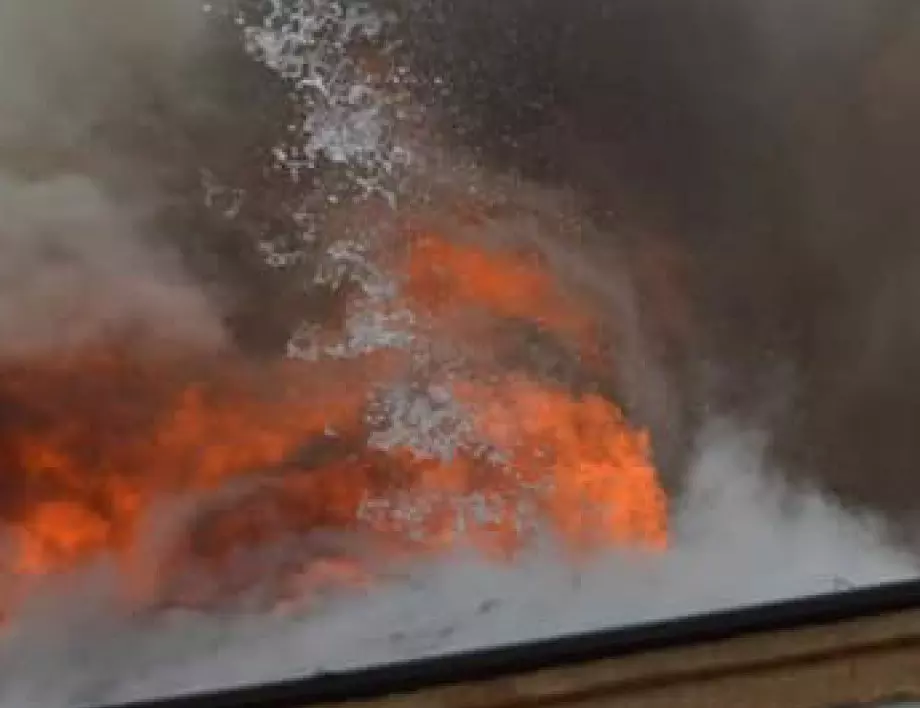 Ярко оранжев дим се издигна над химическия завод в Димитровград 