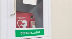 Веригата OMV инсталира дефибрилатори на бензиностанциите си в България 