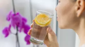 Ето какво се случва с тялото, когато пием лимонена вода с куркума сутрин