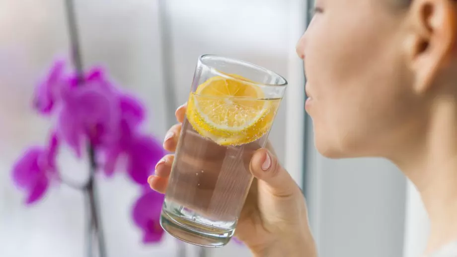 Ето какво се случва с тялото, когато пием лимонена вода с куркума сутрин