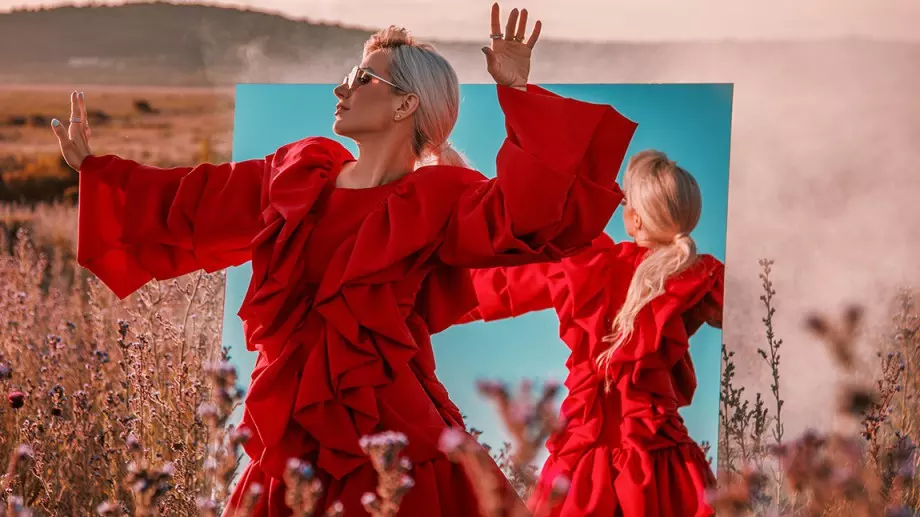 Бременната Поли Генова се появи с прозрачна рокля на сцената (СНИМКА)