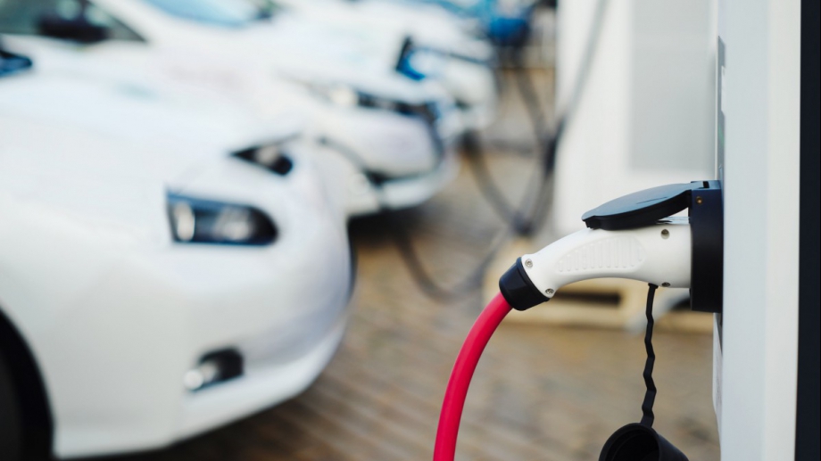 В ЕС всеки седми автомобил вече е електрически или хибриден,