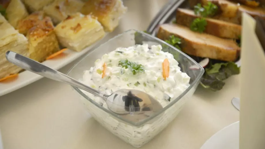 Специална млечна салата с кисели краставици и карфиол