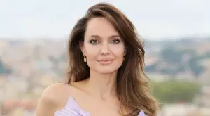 Анджелина Джоли посети бежански лагер в Африка