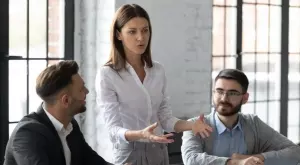 Хората, които не могат да се контролират, се опитват да контролират всички останали   