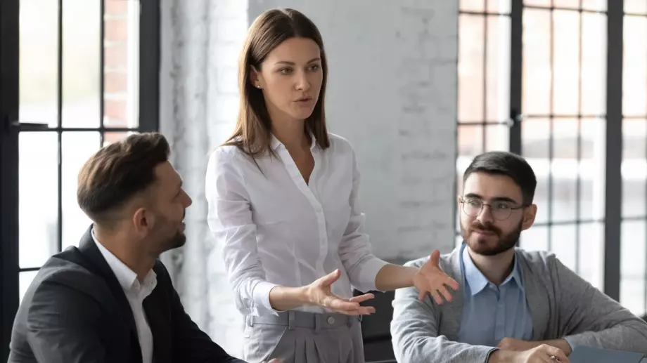 Хората, които не могат да се контролират, се опитват да контролират всички останали   