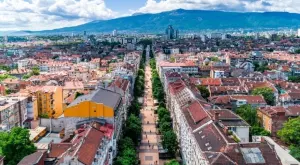 Какви служители се търсят в София и как вървят заплатите?