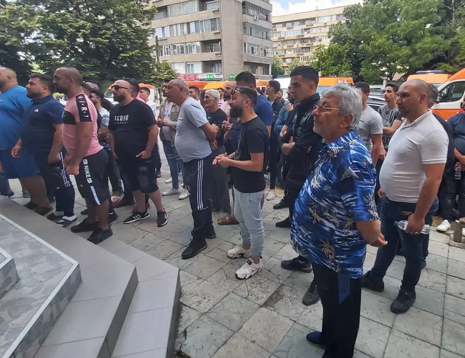 Близки на починалото 15-годишно момиче от Сливен протестират пред болницата