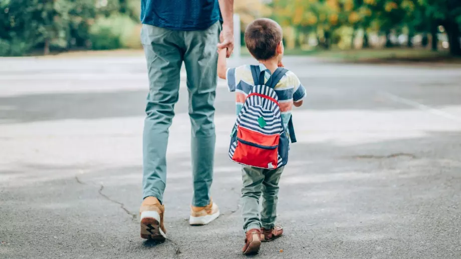 Отпускат 300 лева за всички първокласници и осмокласници