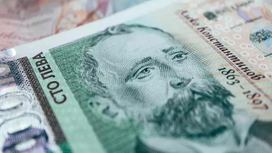 Средната работна заплата у нас за първи път прехвърли 2 000 лева