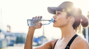 Защо не бива да пием минерална вода в горещото време?