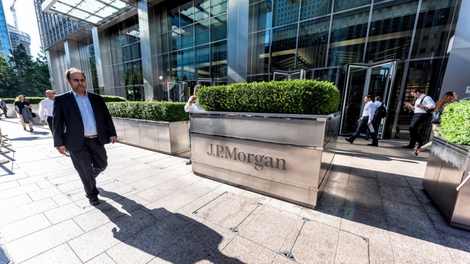 Американската инвестиционна банка JP Morgan Chase ще иска от служителите