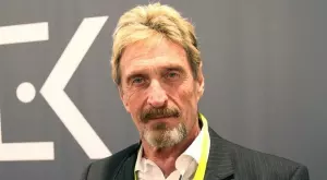 Бизнесменът Джон МакAфий не се е самоубил, убедена е жена му