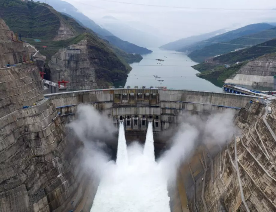 Най-голямата ВЕЦ в света започна да изпуска вода в река Яндзъ заради сушата