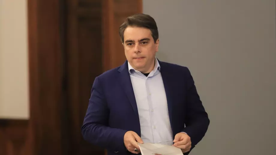 Асен Василев вдигна мерника на чиновниците