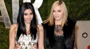 Мадона и дъщеря ѝ захвърлиха дрехите (СНИМКИ + ВИДЕО)