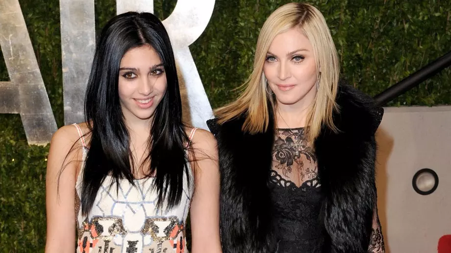 Мадона и дъщеря ѝ захвърлиха дрехите (СНИМКИ + ВИДЕО)